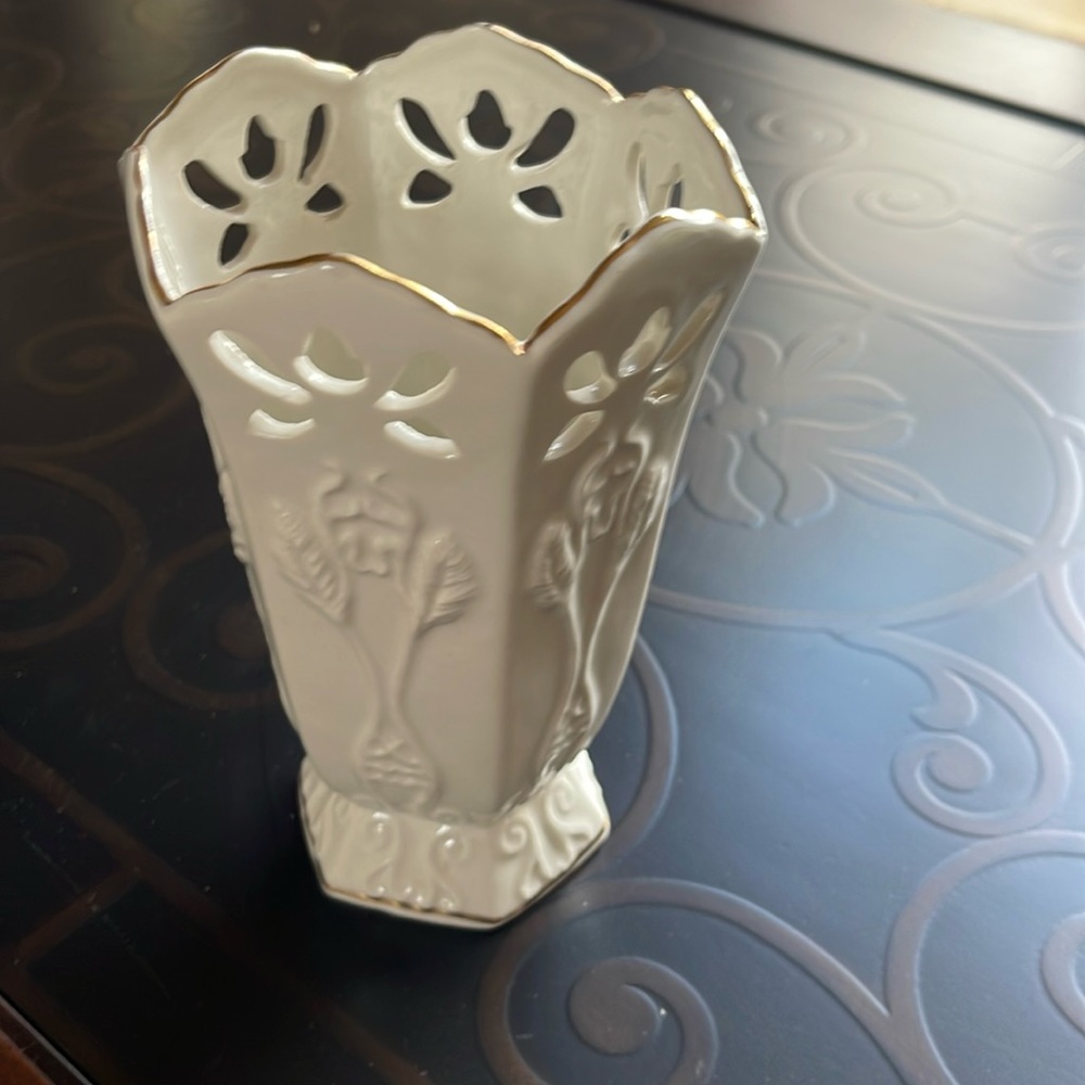 Pierced Ivory Ivory Vase with Gold Trim Papel Freelance